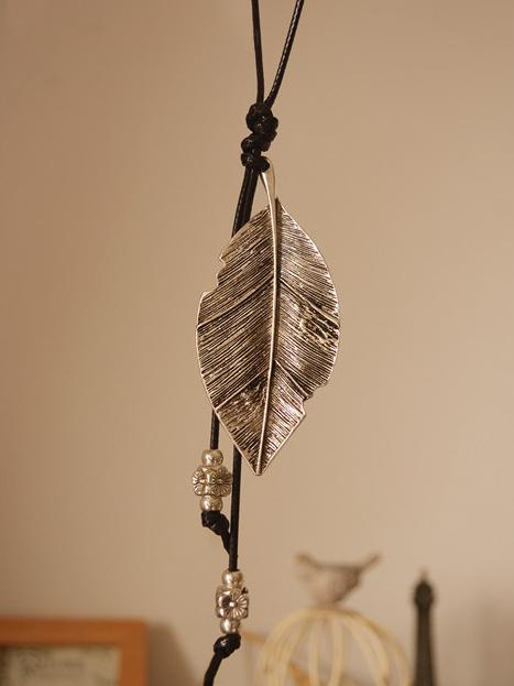 Leaf Pendant Tasseled Necklace