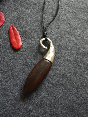 Cropped Fashion Black Wood Necklace