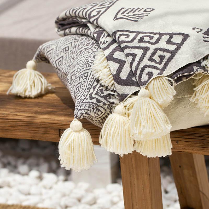 Printed Tasseled Pompom Triming Knit Blankets