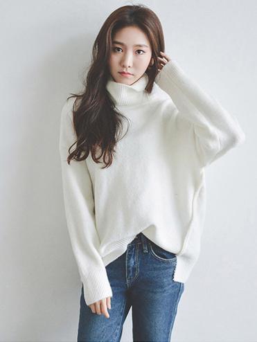 White Knitting Split-side High-neck Sweater