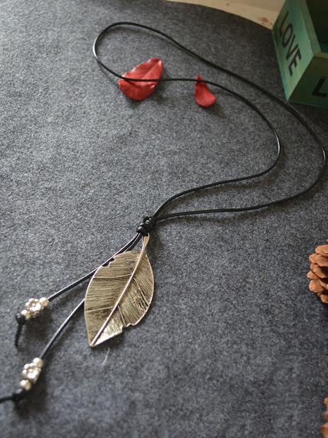 Leaf Pendant Tasseled Necklace